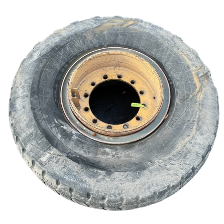 Däck på fälg. däcket är trasigt